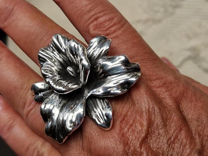 grote opvallende ring orchidee maat 20, Sieraden, Tassen en Uiterlijk, Ringen, Nieuw, Dame, 20 of groter, Zilver, Zilver, Verzenden