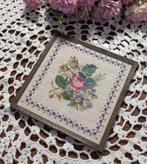 Mooie brocante onderzetter, geborduurde roos/bloemen, koper, Antiek en Kunst, Curiosa en Brocante, Ophalen of Verzenden