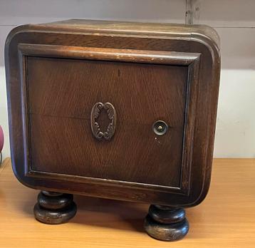 Antiek Kastje met Bolpoten beschikbaar voor biedingen