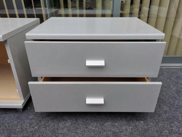 Te koop 2x zilver nachtkastjes