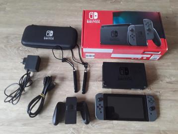 Nintendo Switch V2 Compleet in Goede Staat + Beschermcase  beschikbaar voor biedingen