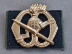 Baretembleem korps commandotroepen nr 4 (oogjes), Verzamelen, Ophalen of Verzenden, Landmacht, Nederland, Embleem of Badge