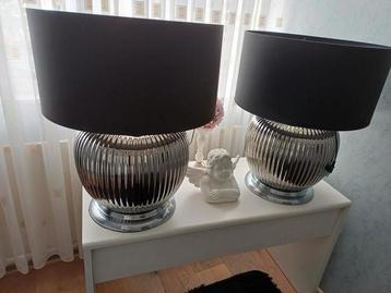 Zeer grote tafellamp op glas bolvoet met grote zwarte kap beschikbaar voor biedingen