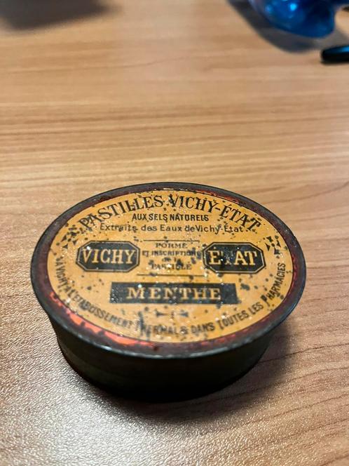 Oud blikje. Dubbelzijdig bedrukt Vichy blikje, Verzamelen, Blikken, Gebruikt, Overige, Overige merken, Ophalen of Verzenden