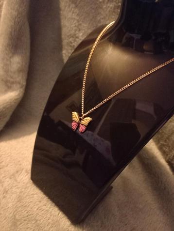 Goudkleurig ketting met kleurrijke vlinder hanger

Make a wi beschikbaar voor biedingen