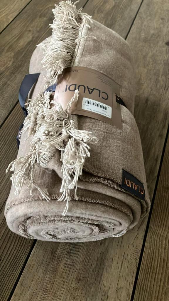 Claudi Taupe Plaid 150x200 cm, Huis en Inrichting, Woonaccessoires | Plaids en Woondekens, Nieuw, Ophalen of Verzenden