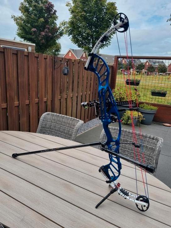 hoyt invicta 40 SVX. 30/31 inch. Rechtshandig, Sport en Fitness, Handboogschieten, Zo goed als nieuw, Recurveboog, Ophalen