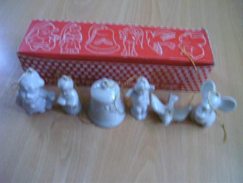6 Verschillende porseleinen kerstfiguren met hanger in doos, Diversen, Kerst, Zo goed als nieuw, Ophalen of Verzenden