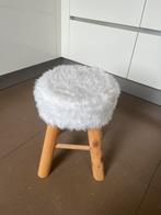 Houten bijzet krukje met wit nepbont | 30 bij 43 cm, Huis en Inrichting, Ophalen of Verzenden