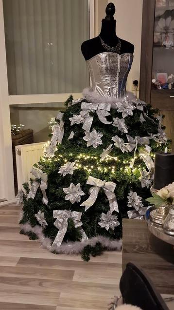 Te koop spullen om een kerstpaspop te maken beschikbaar voor biedingen