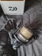 2 X DAIWA EMBLEM BLACK X 5000 T IN DOOS IZGST, Watersport en Boten, Hengelsport | Karpervissen, Ophalen of Verzenden, Zo goed als nieuw