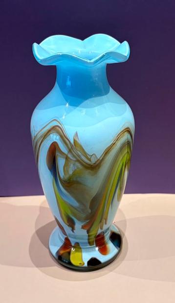 Opaline vaasje in blauw met diverse kleuren beschikbaar voor biedingen