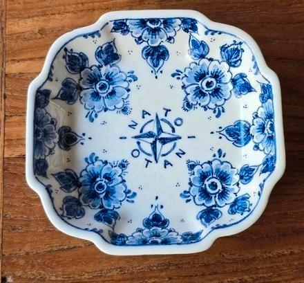 Delfts blauw schaaltje Marechaussee: NAVO Det KMAR Brussel, Verzamelen, Militaria | Algemeen, Marechaussee, Nederland, Ophalen of Verzenden