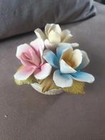 Porseleinen mandje met 3 bloemen 11 x 11 x 7 cm. Goede staat, Ophalen of Verzenden