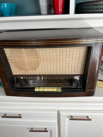 Vintage Transistorradio beschikbaar voor biedingen