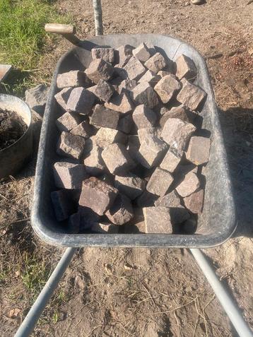 Kleine graniet keitjes beschikbaar voor biedingen