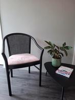 Zwarte rotan stoel met roze kussen, Ophalen, Zwart, Riet of Rotan