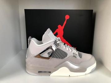 Jordan 4 retro frozen moments (w) 44 beschikbaar voor biedingen