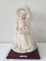"Meisje met kuikens" Capodimonte beeldje G. Armani., Verzamelen, Beelden en Beeldjes, Ophalen of Verzenden, Zo goed als nieuw