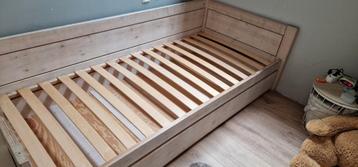 1 persoons houten bed beschikbaar voor biedingen
