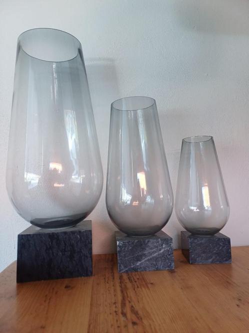 glazen vazen met massief marmer voetstuk, Huis en Inrichting, Woonaccessoires | Vazen, Zo goed als nieuw, Overige kleuren, Minder dan 50 cm
