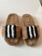 Burberry faux fur sandalen, Meisje, Schoenen, Ophalen of Verzenden, Zo goed als nieuw