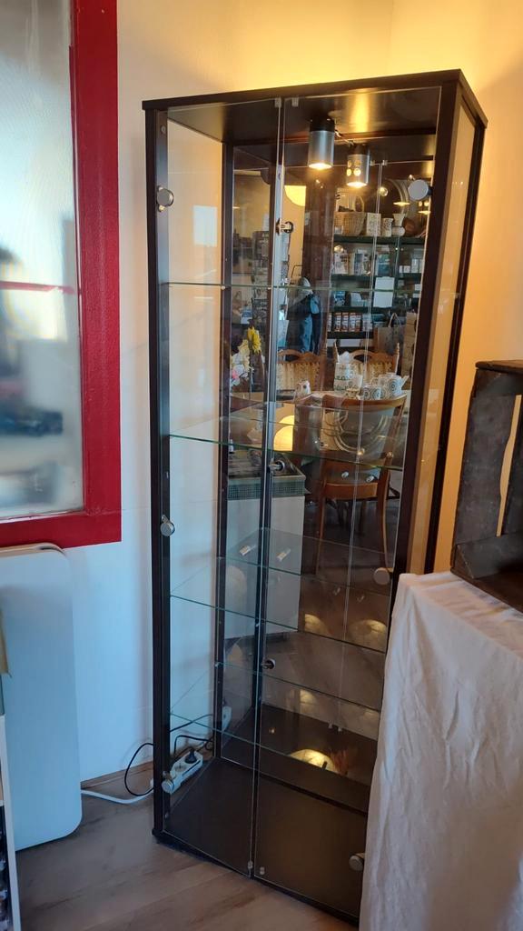 Nette vitrinekast met verlichting - Delft, Huis en Inrichting, Kasten | Vitrinekasten, Gebruikt, 150 tot 200 cm, 50 tot 100 cm