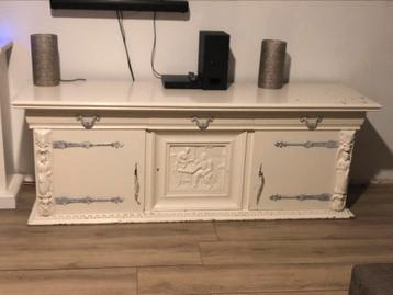 Antiek dressoir beschikbaar voor biedingen