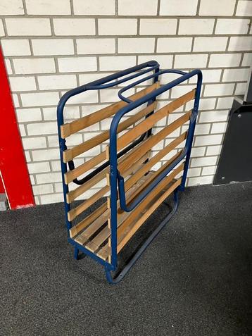 Inklapbaar bedframe beschikbaar voor biedingen