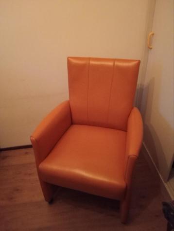 Vintage Oranje Stoel beschikbaar voor biedingen
