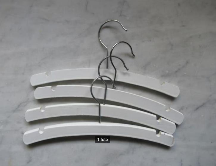 4 houten kinder kledinghangers, Kinderen en Baby's, Kinderkleding | Kinder-kledingpakketten, Zo goed als nieuw, Ophalen of Verzenden