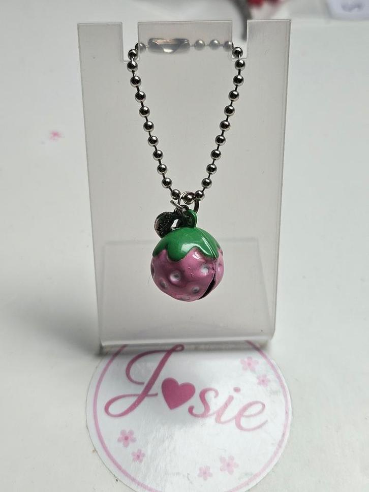 Aardbei tashanger met belletje #23, Sieraden, Tassen en Uiterlijk, Kettingen, Nieuw, Overige materialen, Roze, Met hanger, Ophalen
