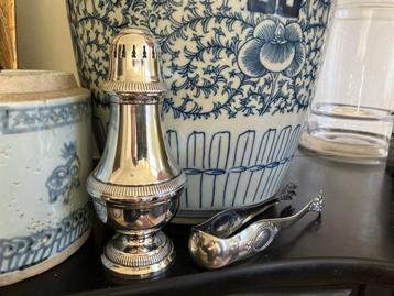 Verzilverde suikerstrooier en suikertang beschikbaar voor biedingen