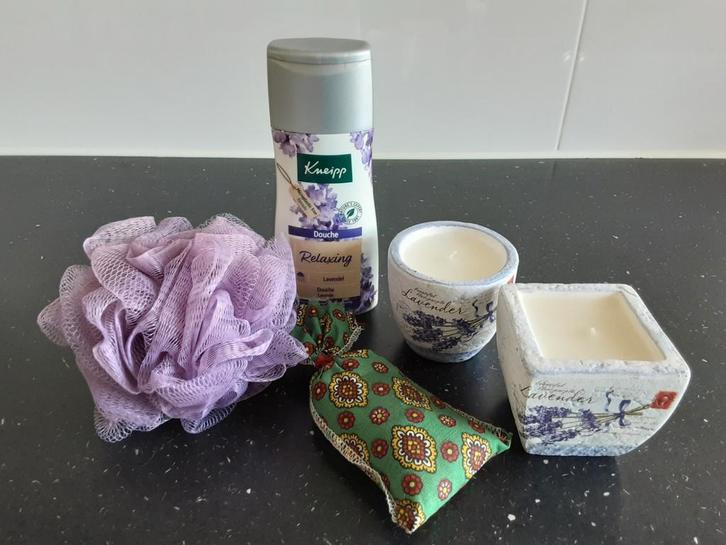 LAVENDEL SETJE met PUFF en KAARSJES, Sieraden, Tassen en Uiterlijk, Uiterlijk | Lichaamsverzorging, Zo goed als nieuw, Overige typen