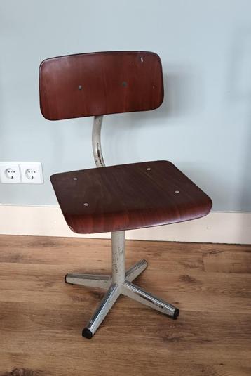 Vintage schoolstoeltje metaal met houten zitting beschikbaar voor biedingen
