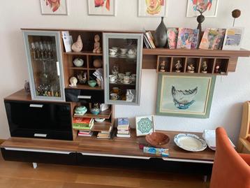 Moderne wandmeubelset in walnoot met hoogglans zwart  beschikbaar voor biedingen