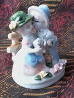 Mooi oud beeldje uit Duitsland van jongen en meisje 9,5 cm., Antiek en Kunst, Ophalen of Verzenden