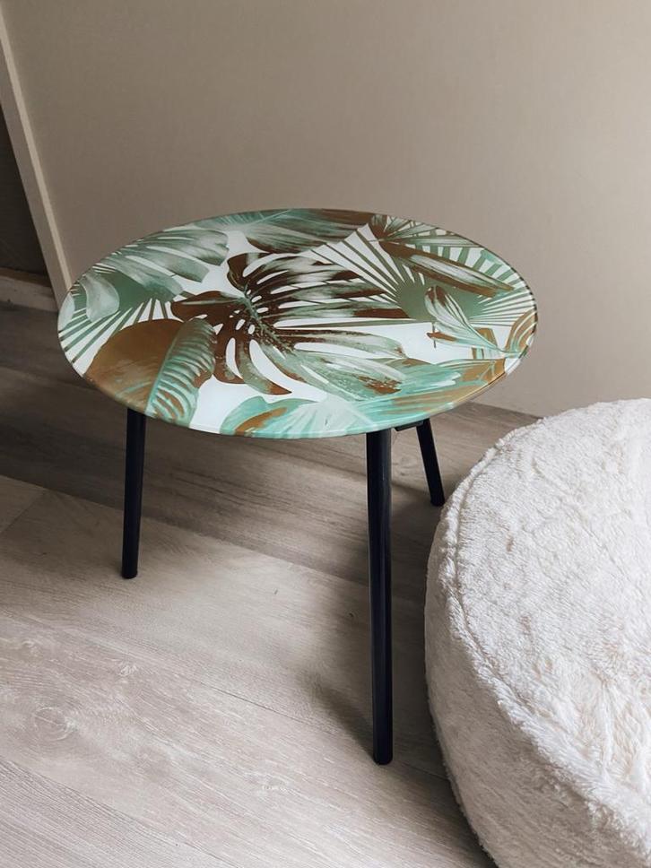 Leuk kindertafeltje met bladeren print, Huis en Inrichting, Tafels | Bijzettafels, Gebruikt, Rond, Minder dan 45 cm, Minder dan 55 cm