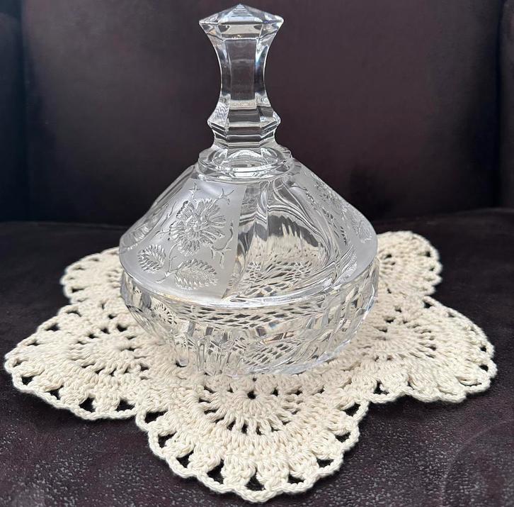 Kristallen bonbonnaire met deksel, Antiek en Kunst, Antiek | Glas en Kristal, Ophalen of Verzenden