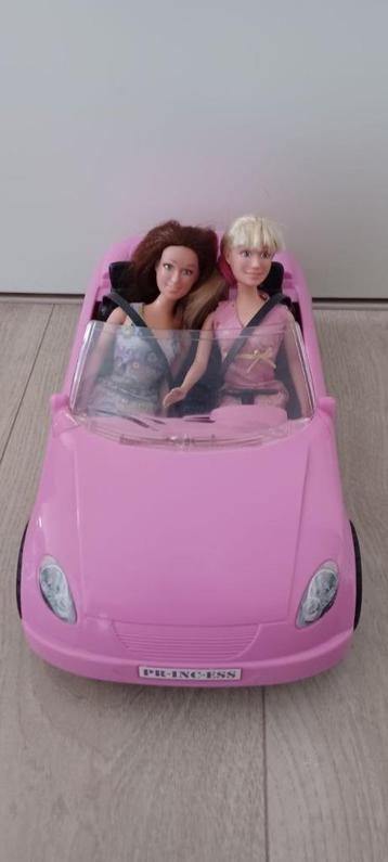 Speelgoedauto met 2 barbies beschikbaar voor biedingen