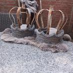 Twee brocante stenen theelichten mét losse ijzeren kroontjes, Ophalen