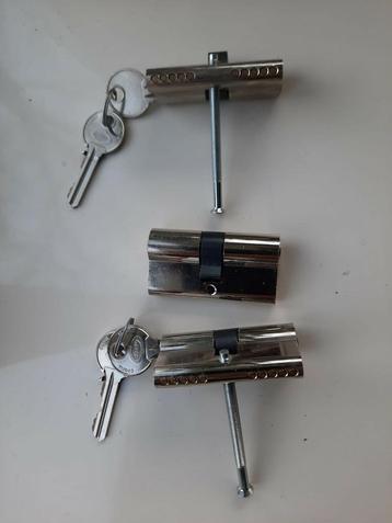 2 complete cilindersloten Corbin, 1 waarop sleutel past  beschikbaar voor biedingen