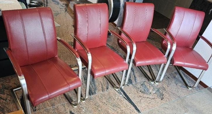 sledestoelen rood leer met RVS onderstel €25,00 per stuk, Huis en Inrichting, Stoelen, Zo goed als nieuw, Vier, Leer, Metaal, Rood