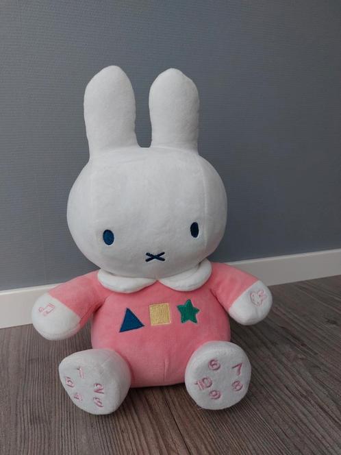 Sprekende en zingende roze nijntje knuffel, Kinderen en Baby's, Speelgoed | Babyspeelgoed, Zo goed als nieuw, Overige typen, Met geluid