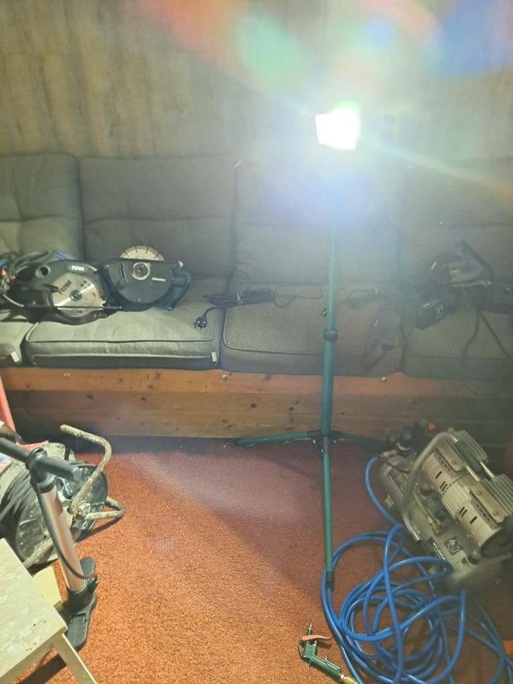 vonroc ledlamp met inklapbaar statief, Doe-het-zelf en Verbouw, Bouwverlichting, Nieuw, Lamp, 50 tot 200 watt, Met statief, Ophalen