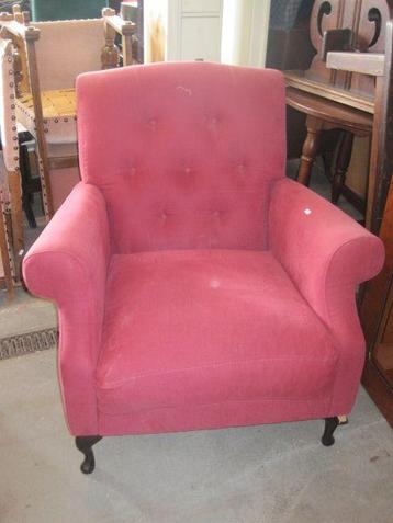 Rood beklede fauteuil beschikbaar voor biedingen