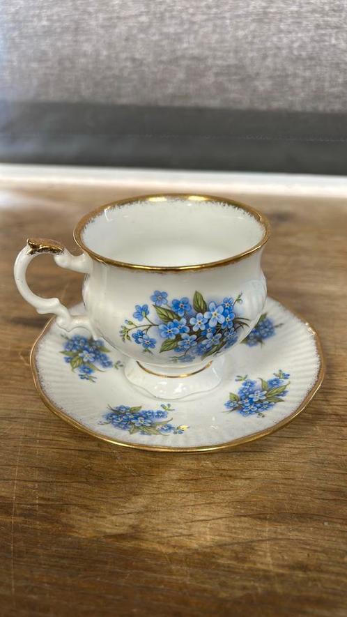 Elizabethan Staffordshire porselein kop en schotel., Antiek en Kunst, Antiek | Servies los, Ophalen of Verzenden