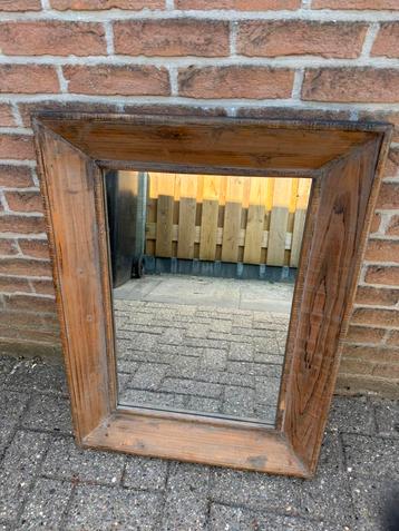 Spiegel met houten omlijsting. Afm 80 x 57 cm beschikbaar voor biedingen
