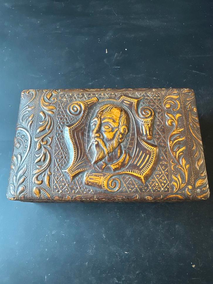 Antiek Houten Kistje met Gevormd Leer, Antiek en Kunst, Antiek | Woonaccessoires, Ophalen of Verzenden