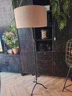 Vloerlamp met taupe kleurige kap en smeedijzeren poot., Ophalen, Zo goed als nieuw, 150 tot 200 cm